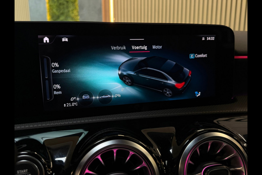 Mercedes-Benz A-Klasse 180 AMG Line |PANO|360 CAMERA|DODEHOEK|KEYLESS|ACC|SFEERVERLICHTING|NIGHTPAKKET|DEALER ONDERHOUDEN|FACELIFT