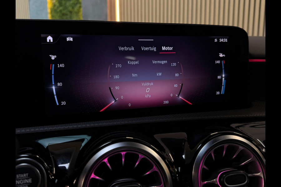 Mercedes-Benz A-Klasse 180 AMG Line |PANO|360 CAMERA|DODEHOEK|KEYLESS|ACC|SFEERVERLICHTING|NIGHTPAKKET|DEALER ONDERHOUDEN|FACELIFT