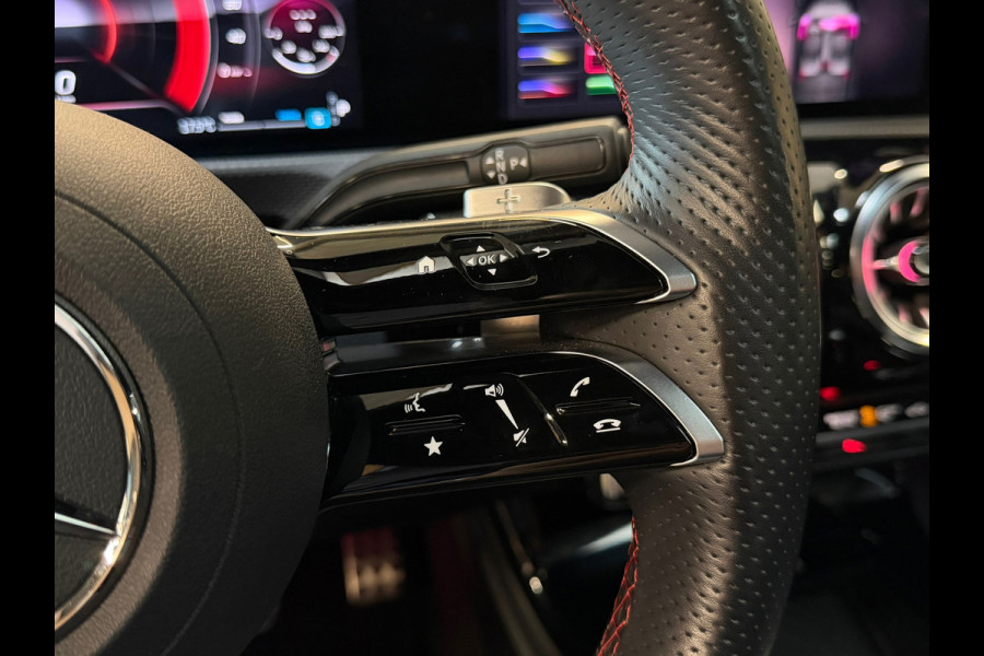 Mercedes-Benz A-Klasse 180 AMG Line |PANO|360 CAMERA|DODEHOEK|KEYLESS|ACC|SFEERVERLICHTING|NIGHTPAKKET|DEALER ONDERHOUDEN|FACELIFT