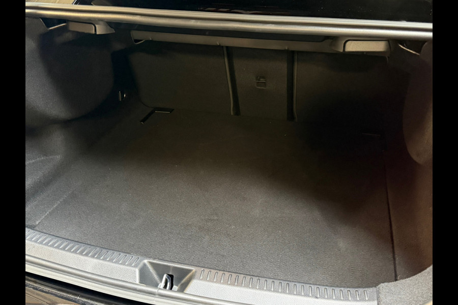 Mercedes-Benz A-Klasse 180 AMG Line |PANO|360 CAMERA|DODEHOEK|KEYLESS|ACC|SFEERVERLICHTING|NIGHTPAKKET|DEALER ONDERHOUDEN|FACELIFT