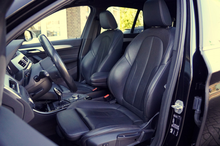 BMW X1 sDrive20i Orange Edition II | Panorama | Trekhaak | ACC | Leer | H/K