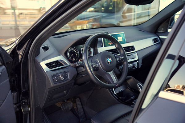 BMW X1 sDrive20i Orange Edition II | Panorama | Trekhaak | ACC | Leer | H/K