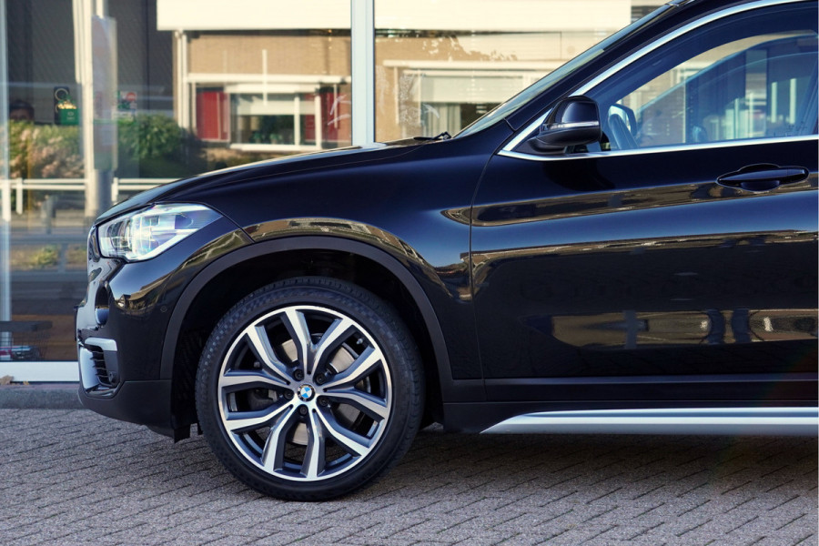 BMW X1 sDrive20i Orange Edition II | Panorama | Trekhaak | ACC | Leer | H/K