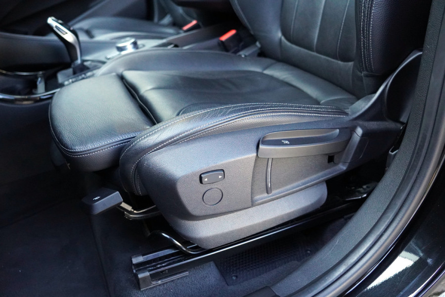 BMW X1 sDrive20i Orange Edition II | Panorama | Trekhaak | ACC | Leer | H/K