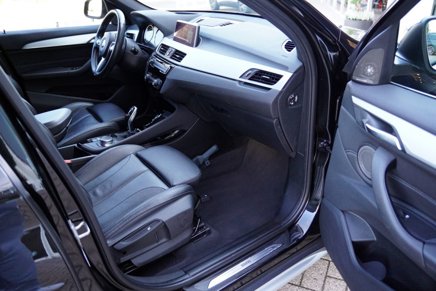 BMW X1 sDrive20i Orange Edition II | Panorama | Trekhaak | ACC | Leer | H/K