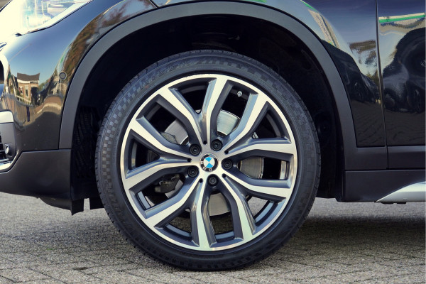 BMW X1 sDrive20i Orange Edition II | Panorama | Trekhaak | ACC | Leer | H/K