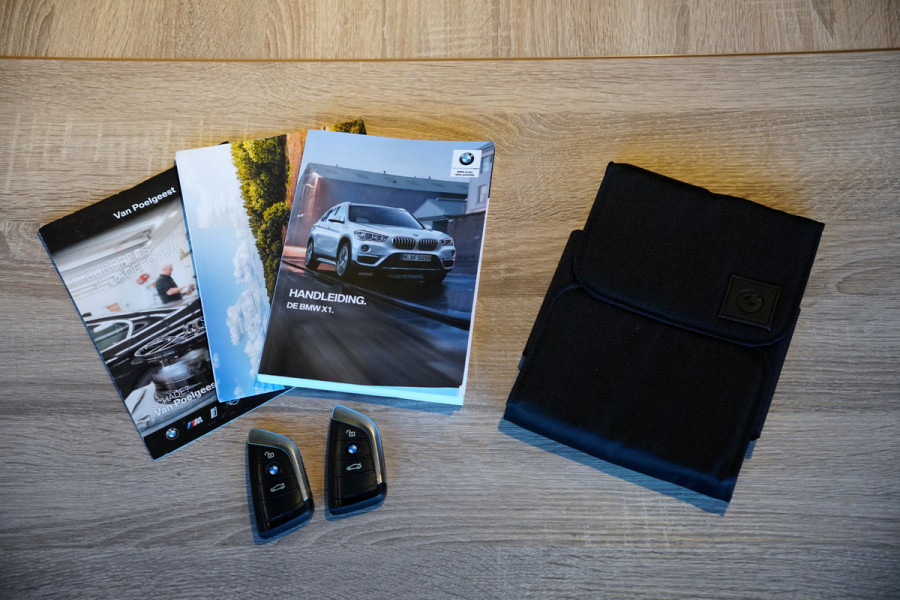 BMW X1 sDrive20i Orange Edition II | Panorama | Trekhaak | ACC | Leer | H/K