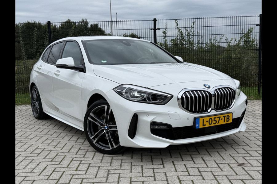 BMW 1-serie 116i High Executive M-Sport| PANO | Sport-/Schaalstoelen| M pakket | Carplay |