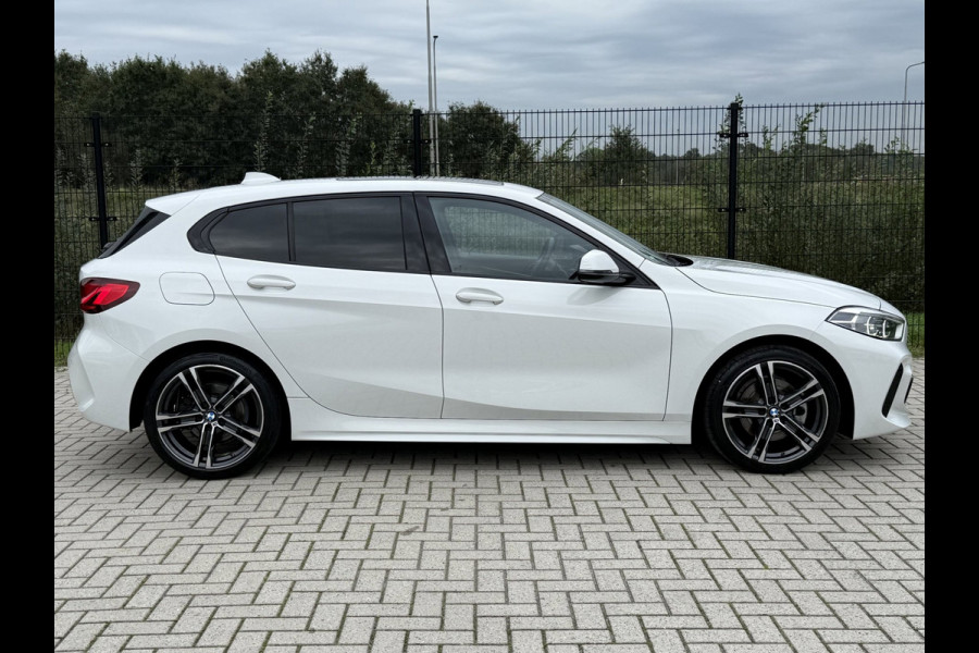BMW 1-serie 116i High Executive M-Sport| PANO | Sport-/Schaalstoelen| M pakket | Carplay |
