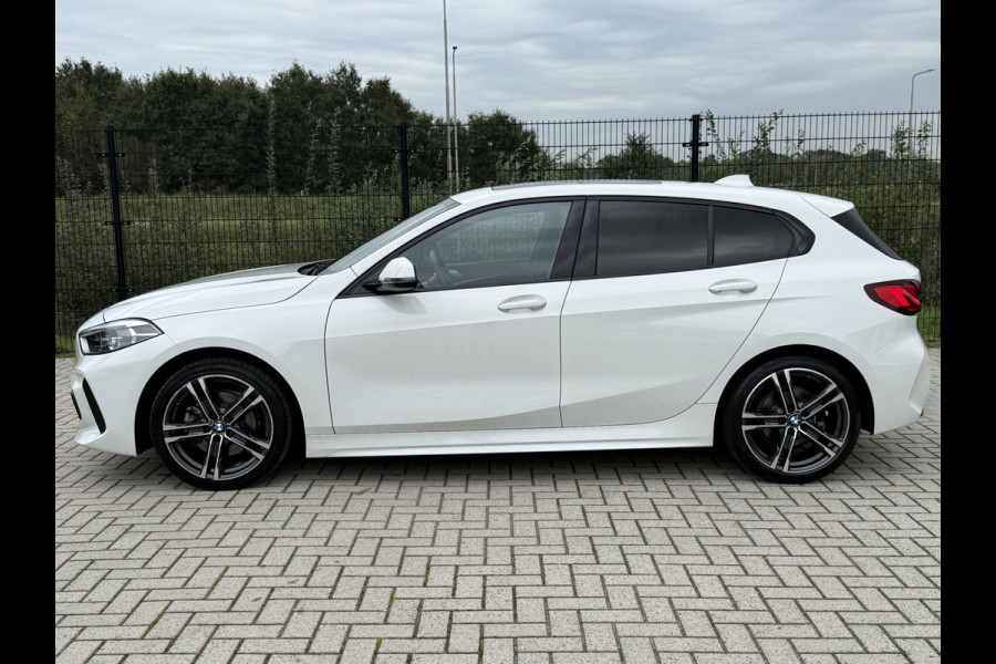 BMW 1-serie 116i High Executive M-Sport| PANO | Sport-/Schaalstoelen| M pakket | Carplay |