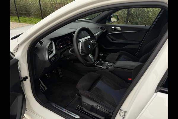 BMW 1-serie 116i High Executive M-Sport| PANO | Sport-/Schaalstoelen| M pakket | Carplay |