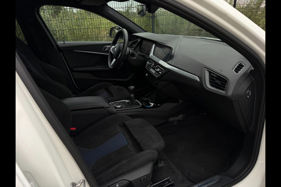 BMW 1-serie 116i High Executive M-Sport| PANO | Sport-/Schaalstoelen| M pakket | Carplay |