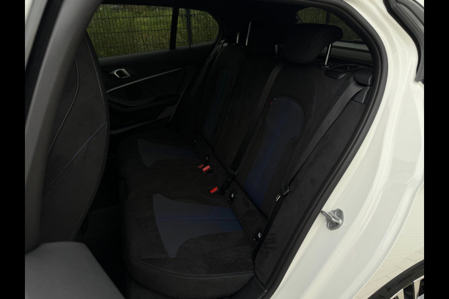 BMW 1-serie 116i High Executive M-Sport| PANO | Sport-/Schaalstoelen| M pakket | Carplay |