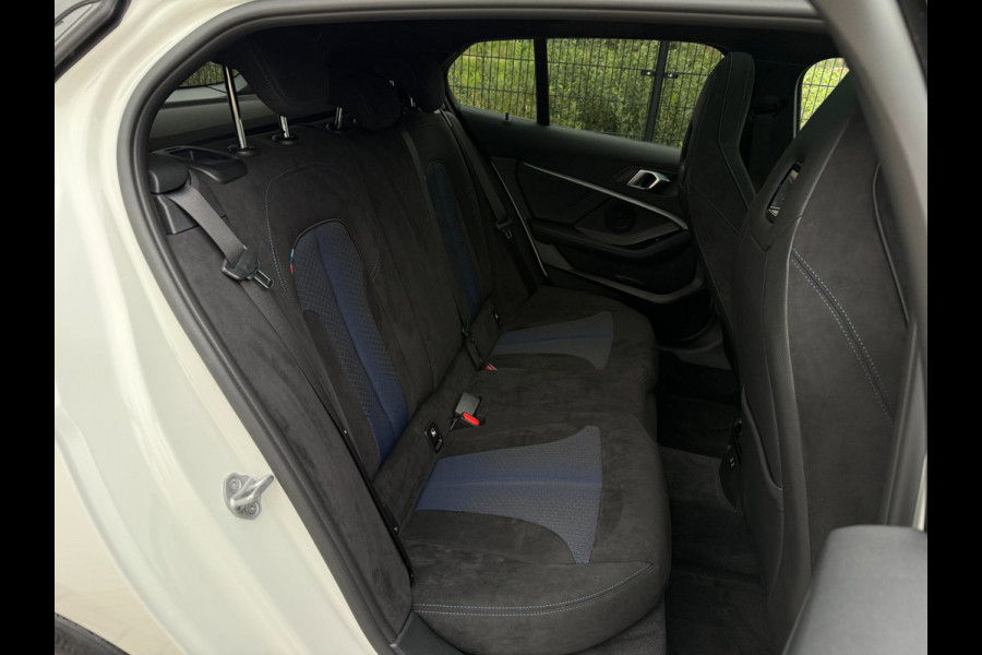 BMW 1-serie 116i High Executive M-Sport| PANO | Sport-/Schaalstoelen| M pakket | Carplay |
