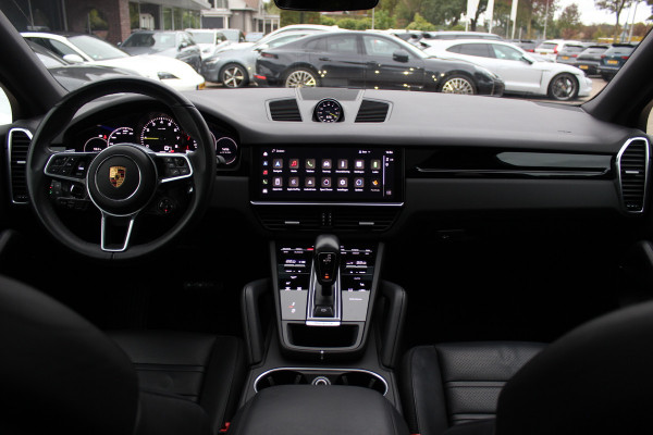 Porsche Cayenne Coupé 3.0 E-Hybrid / Trekhaak / Panoramadak / 360Camera / Luchtvering / 22'' / Leder / Sportchrono / CarPlay / Stoel+Stuurverwarming / Dodehoek / DAB / Cruise Control