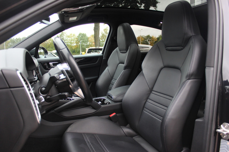 Porsche Cayenne Coupé 3.0 E-Hybrid / Trekhaak / Panoramadak / 360Camera / Luchtvering / 22'' / Leder / Sportchrono / CarPlay / Stoel+Stuurverwarming / Dodehoek / DAB / Cruise Control