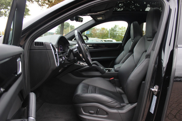 Porsche Cayenne Coupé 3.0 E-Hybrid / Trekhaak / Panoramadak / 360Camera / Luchtvering / 22'' / Leder / Sportchrono / CarPlay / Stoel+Stuurverwarming / Dodehoek / DAB / Cruise Control