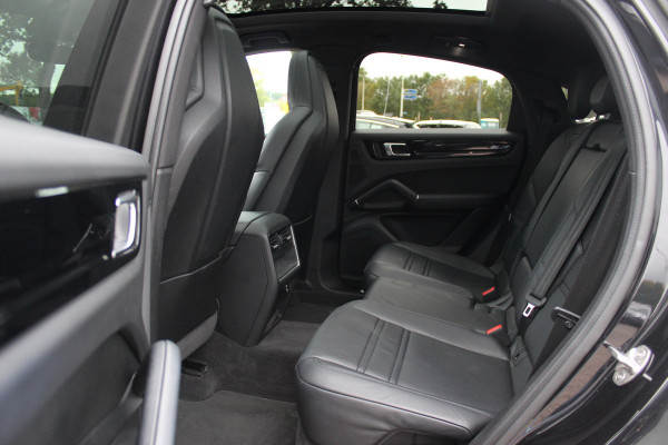 Porsche Cayenne Coupé 3.0 E-Hybrid / Trekhaak / Panoramadak / 360Camera / Luchtvering / 22'' / Leder / Sportchrono / CarPlay / Stoel+Stuurverwarming / Dodehoek / DAB / Cruise Control