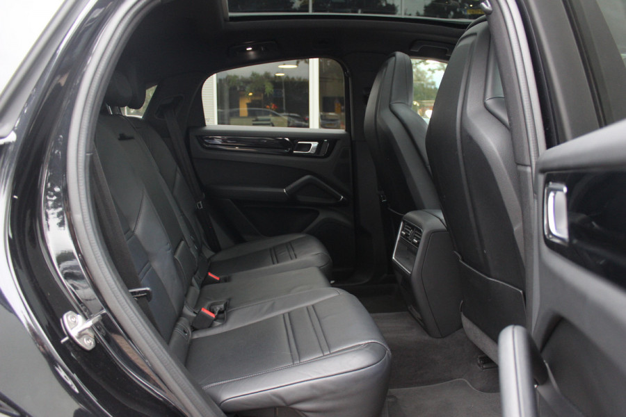 Porsche Cayenne Coupé 3.0 E-Hybrid / Trekhaak / Panoramadak / 360Camera / Luchtvering / 22'' / Leder / Sportchrono / CarPlay / Stoel+Stuurverwarming / Dodehoek / DAB / Cruise Control