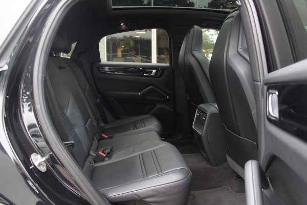 Porsche Cayenne Coupé 3.0 E-Hybrid / Trekhaak / Panoramadak / 360Camera / Luchtvering / 22'' / Leder / Sportchrono / CarPlay / Stoel+Stuurverwarming / Dodehoek / DAB / Cruise Control