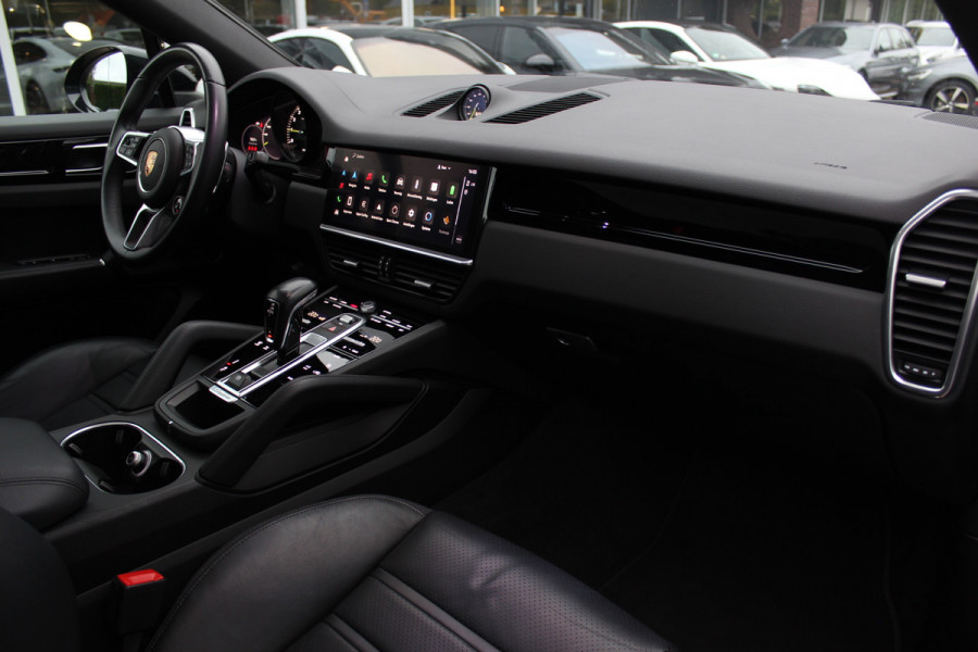Porsche Cayenne Coupé 3.0 E-Hybrid / Trekhaak / Panoramadak / 360Camera / Luchtvering / 22'' / Leder / Sportchrono / CarPlay / Stoel+Stuurverwarming / Dodehoek / DAB / Cruise Control