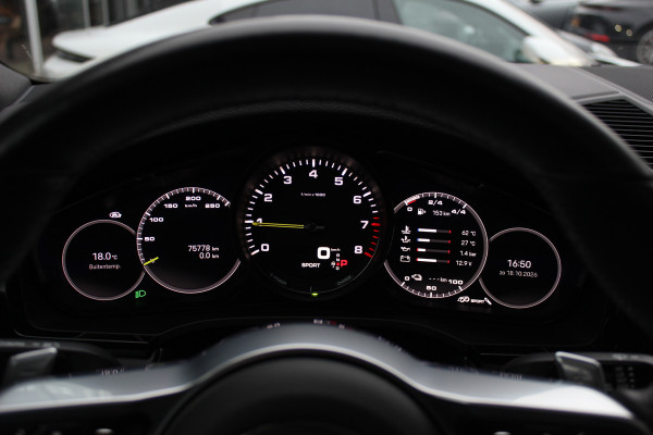 Porsche Cayenne Coupé 3.0 E-Hybrid / Trekhaak / Panoramadak / 360Camera / Luchtvering / 22'' / Leder / Sportchrono / CarPlay / Stoel+Stuurverwarming / Dodehoek / DAB / Cruise Control