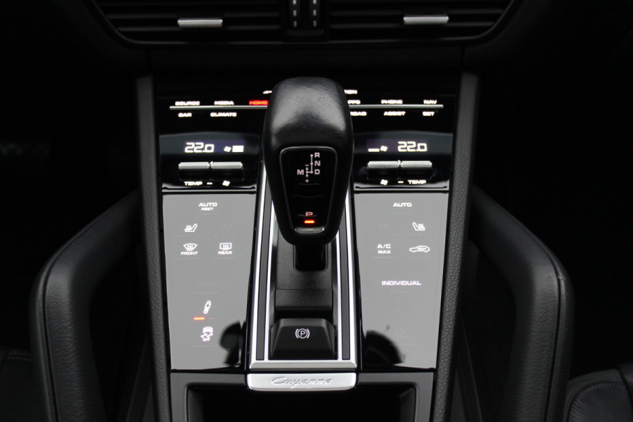 Porsche Cayenne Coupé 3.0 E-Hybrid / Trekhaak / Panoramadak / 360Camera / Luchtvering / 22'' / Leder / Sportchrono / CarPlay / Stoel+Stuurverwarming / Dodehoek / DAB / Cruise Control