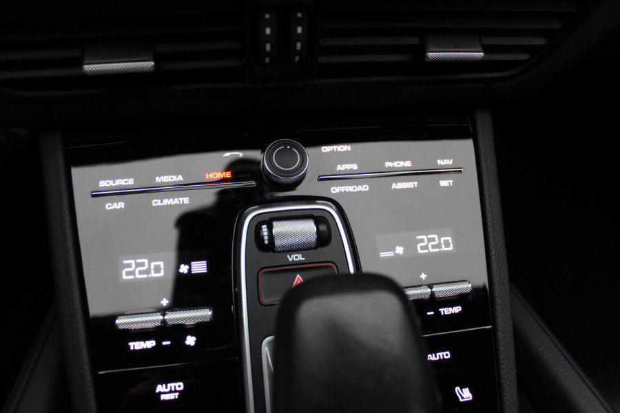 Porsche Cayenne Coupé 3.0 E-Hybrid / Trekhaak / Panoramadak / 360Camera / Luchtvering / 22'' / Leder / Sportchrono / CarPlay / Stoel+Stuurverwarming / Dodehoek / DAB / Cruise Control