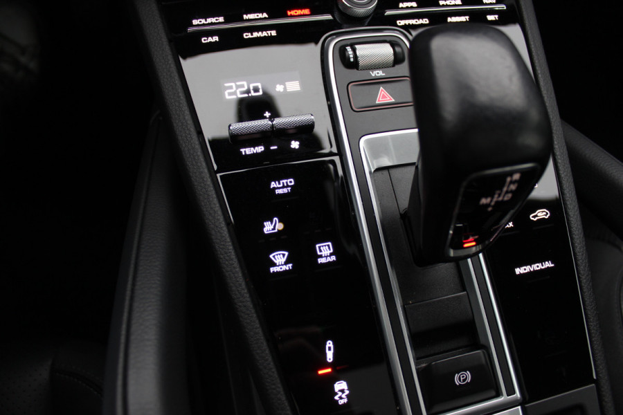 Porsche Cayenne Coupé 3.0 E-Hybrid / Trekhaak / Panoramadak / 360Camera / Luchtvering / 22'' / Leder / Sportchrono / CarPlay / Stoel+Stuurverwarming / Dodehoek / DAB / Cruise Control