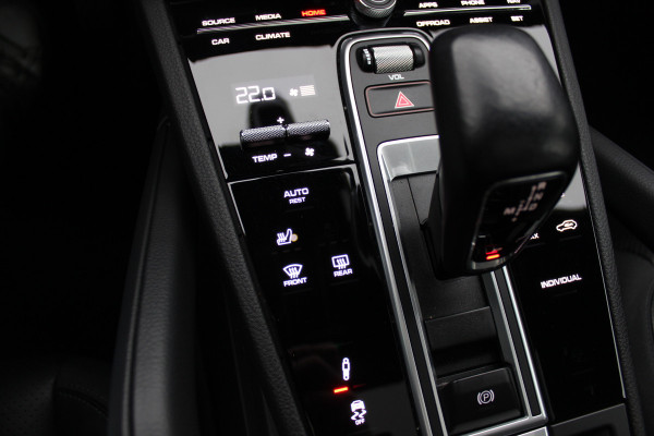 Porsche Cayenne Coupé 3.0 E-Hybrid / Trekhaak / Panoramadak / 360Camera / Luchtvering / 22'' / Leder / Sportchrono / CarPlay / Stoel+Stuurverwarming / Dodehoek / DAB / Cruise Control