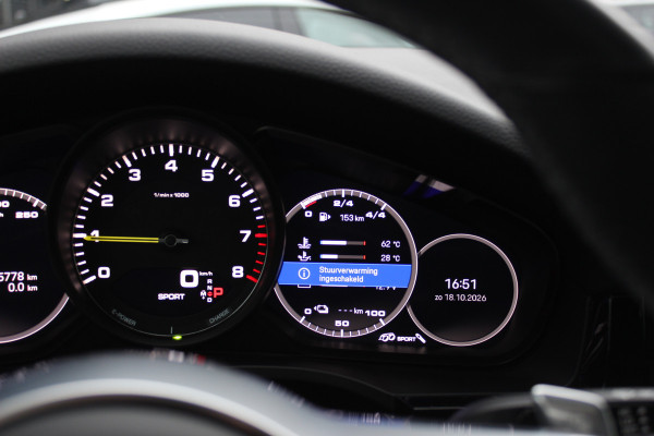 Porsche Cayenne Coupé 3.0 E-Hybrid / Trekhaak / Panoramadak / 360Camera / Luchtvering / 22'' / Leder / Sportchrono / CarPlay / Stoel+Stuurverwarming / Dodehoek / DAB / Cruise Control