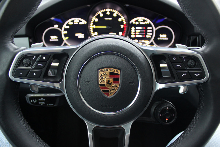 Porsche Cayenne Coupé 3.0 E-Hybrid / Trekhaak / Panoramadak / 360Camera / Luchtvering / 22'' / Leder / Sportchrono / CarPlay / Stoel+Stuurverwarming / Dodehoek / DAB / Cruise Control