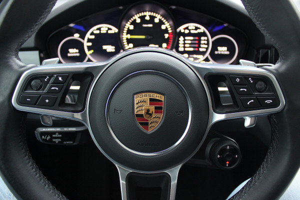 Porsche Cayenne Coupé 3.0 E-Hybrid / Trekhaak / Panoramadak / 360Camera / Luchtvering / 22'' / Leder / Sportchrono / CarPlay / Stoel+Stuurverwarming / Dodehoek / DAB / Cruise Control