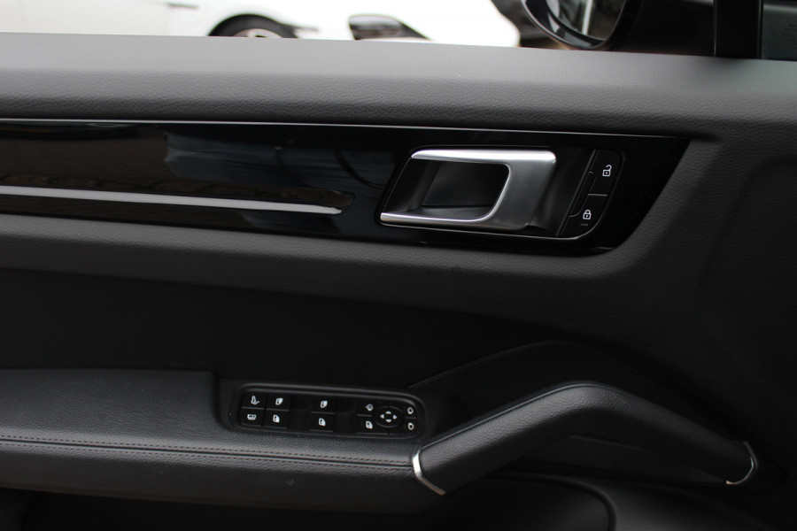 Porsche Cayenne Coupé 3.0 E-Hybrid / Trekhaak / Panoramadak / 360Camera / Luchtvering / 22'' / Leder / Sportchrono / CarPlay / Stoel+Stuurverwarming / Dodehoek / DAB / Cruise Control
