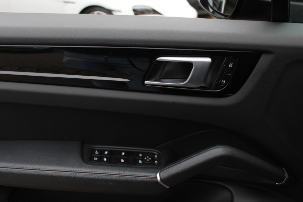 Porsche Cayenne Coupé 3.0 E-Hybrid / Trekhaak / Panoramadak / 360Camera / Luchtvering / 22'' / Leder / Sportchrono / CarPlay / Stoel+Stuurverwarming / Dodehoek / DAB / Cruise Control