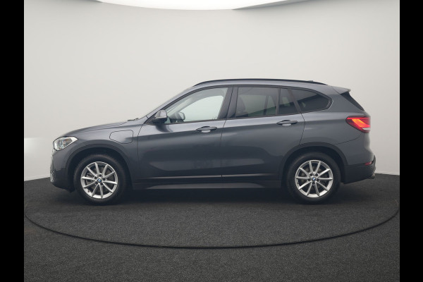 BMW X1 xDrive25e Advantage PHEV 221pk Dealer O.H | SOH 87,9% | Trekhaak Afn. | Adaptive Cruise | Head Up | Camera | Sportstoelen Memory & Verwarmd | Stuur Verwarmd | Sfeerverlichting | Navigatie | DAB | 17"L.M | Plug In Hybrid |