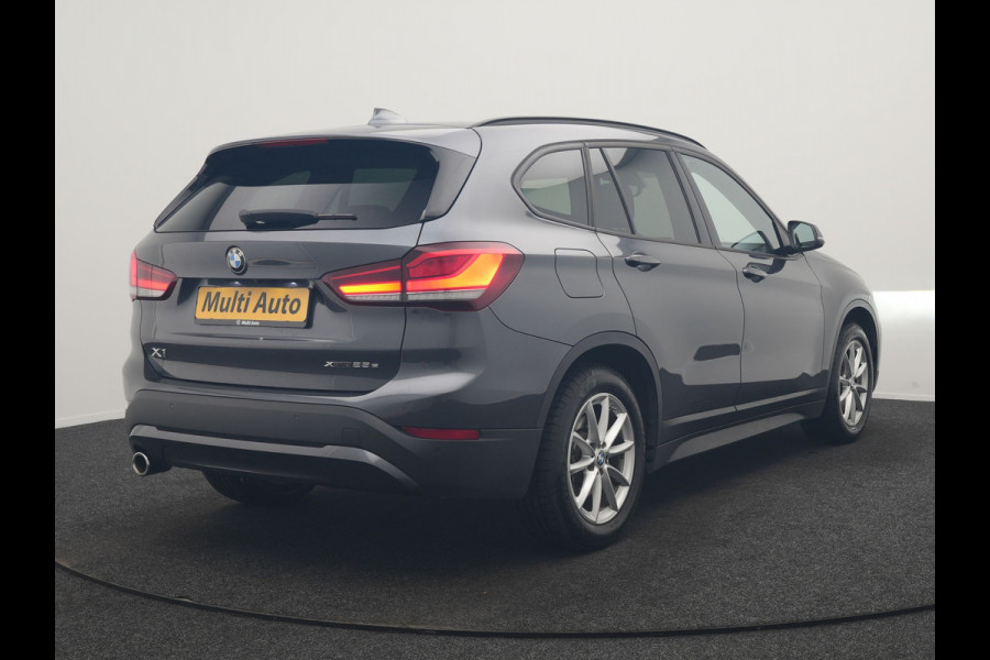 BMW X1 xDrive25e Advantage PHEV 221pk Dealer O.H | SOH 87,9% | Trekhaak Afn. | Adaptive Cruise | Head Up | Camera | Sportstoelen Memory & Verwarmd | Stuur Verwarmd | Sfeerverlichting | Navigatie | DAB | 17"L.M | Plug In Hybrid |