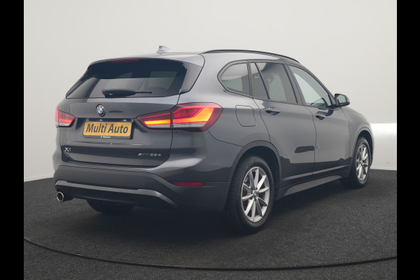BMW X1 xDrive25e Advantage PHEV 221pk Dealer O.H | SOH 87,9% | Trekhaak Afn. | Adaptive Cruise | Head Up | Camera | Sportstoelen Memory & Verwarmd | Stuur Verwarmd | Sfeerverlichting | Navigatie | DAB | 17"L.M | Plug In Hybrid |