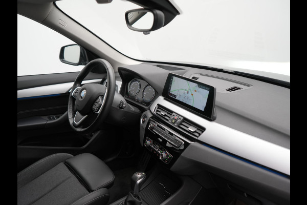 BMW X1 xDrive25e Advantage PHEV 221pk Dealer O.H | SOH 87,9% | Trekhaak Afn. | Adaptive Cruise | Head Up | Camera | Sportstoelen Memory & Verwarmd | Stuur Verwarmd | Sfeerverlichting | Navigatie | DAB | 17"L.M | Plug In Hybrid |