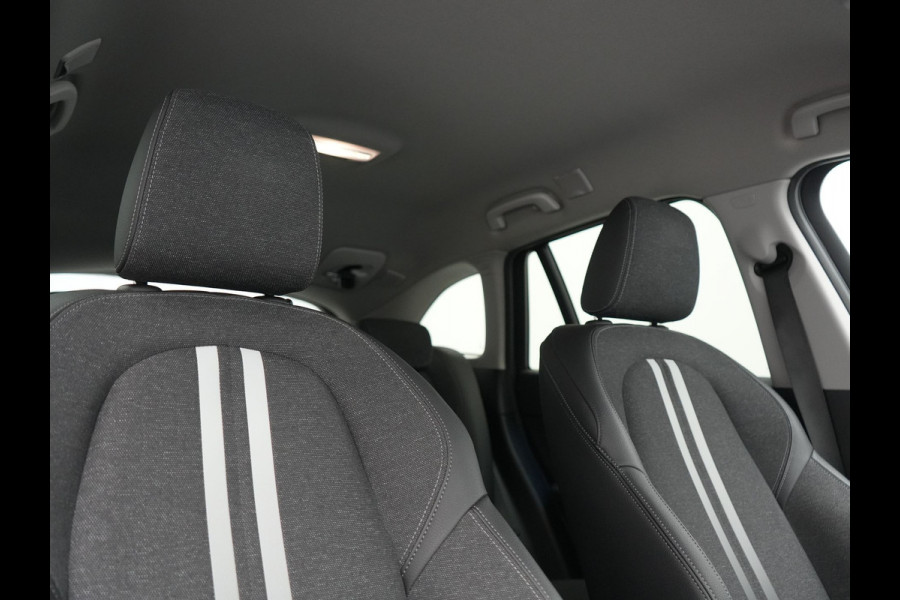 BMW X1 xDrive25e Advantage PHEV 221pk Dealer O.H | SOH 87,9% | Trekhaak Afn. | Adaptive Cruise | Head Up | Camera | Sportstoelen Memory & Verwarmd | Stuur Verwarmd | Sfeerverlichting | Navigatie | DAB | 17"L.M | Plug In Hybrid |