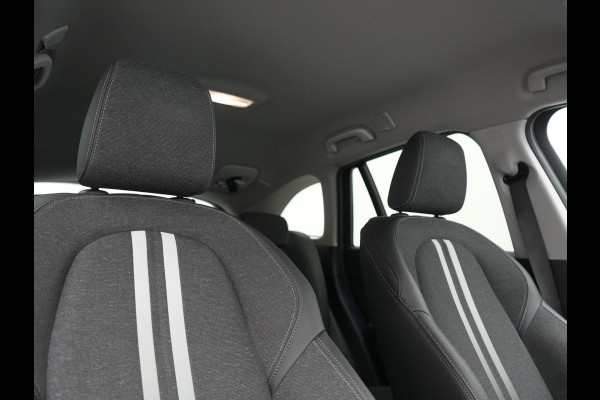 BMW X1 xDrive25e Advantage PHEV 221pk Dealer O.H | SOH 87,9% | Trekhaak Afn. | Adaptive Cruise | Head Up | Camera | Sportstoelen Memory & Verwarmd | Stuur Verwarmd | Sfeerverlichting | Navigatie | DAB | 17"L.M | Plug In Hybrid |