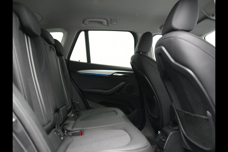 BMW X1 xDrive25e Advantage PHEV 221pk Dealer O.H | SOH 87,9% | Trekhaak Afn. | Adaptive Cruise | Head Up | Camera | Sportstoelen Memory & Verwarmd | Stuur Verwarmd | Sfeerverlichting | Navigatie | DAB | 17"L.M | Plug In Hybrid |