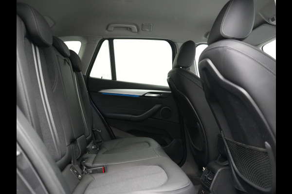 BMW X1 xDrive25e Advantage PHEV 221pk Dealer O.H | SOH 87,9% | Trekhaak Afn. | Adaptive Cruise | Head Up | Camera | Sportstoelen Memory & Verwarmd | Stuur Verwarmd | Sfeerverlichting | Navigatie | DAB | 17"L.M | Plug In Hybrid |