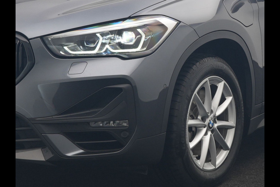 BMW X1 xDrive25e Advantage PHEV 221pk Dealer O.H | SOH 87,9% | Trekhaak Afn. | Adaptive Cruise | Head Up | Camera | Sportstoelen Memory & Verwarmd | Stuur Verwarmd | Sfeerverlichting | Navigatie | DAB | 17"L.M | Plug In Hybrid |
