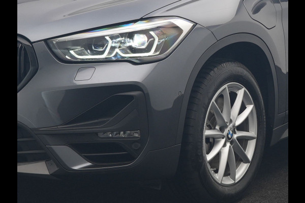 BMW X1 xDrive25e Advantage PHEV 221pk Dealer O.H | SOH 87,9% | Trekhaak Afn. | Adaptive Cruise | Head Up | Camera | Sportstoelen Memory & Verwarmd | Stuur Verwarmd | Sfeerverlichting | Navigatie | DAB | 17"L.M | Plug In Hybrid |