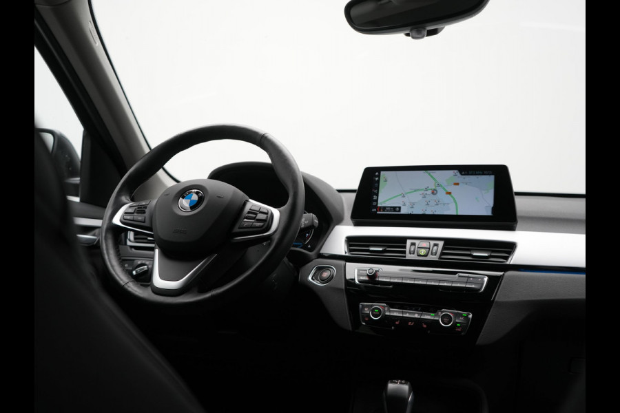 BMW X1 xDrive25e Advantage PHEV 221pk Dealer O.H | SOH 87,9% | Trekhaak Afn. | Adaptive Cruise | Head Up | Camera | Sportstoelen Memory & Verwarmd | Stuur Verwarmd | Sfeerverlichting | Navigatie | DAB | 17"L.M | Plug In Hybrid |
