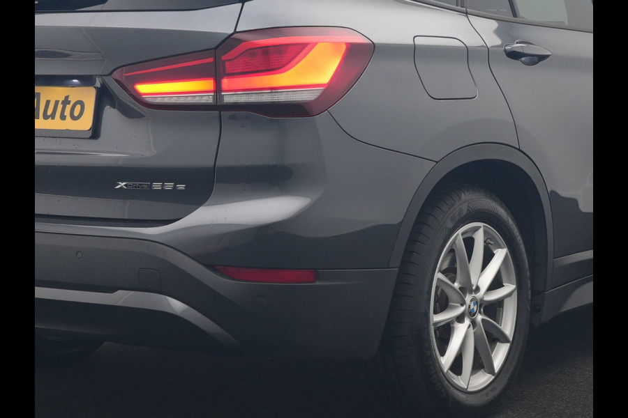 BMW X1 xDrive25e Advantage PHEV 221pk Dealer O.H | SOH 87,9% | Trekhaak Afn. | Adaptive Cruise | Head Up | Camera | Sportstoelen Memory & Verwarmd | Stuur Verwarmd | Sfeerverlichting | Navigatie | DAB | 17"L.M | Plug In Hybrid |