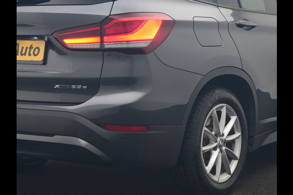 BMW X1 xDrive25e Advantage PHEV 221pk Dealer O.H | SOH 87,9% | Trekhaak Afn. | Adaptive Cruise | Head Up | Camera | Sportstoelen Memory & Verwarmd | Stuur Verwarmd | Sfeerverlichting | Navigatie | DAB | 17"L.M | Plug In Hybrid |