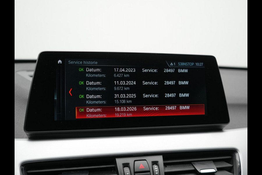 BMW X1 xDrive25e Advantage PHEV 221pk Dealer O.H | SOH 87,9% | Trekhaak Afn. | Adaptive Cruise | Head Up | Camera | Sportstoelen Memory & Verwarmd | Stuur Verwarmd | Sfeerverlichting | Navigatie | DAB | 17"L.M | Plug In Hybrid |