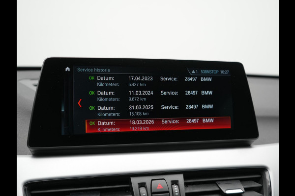 BMW X1 xDrive25e Advantage PHEV 221pk Dealer O.H | SOH 87,9% | Trekhaak Afn. | Adaptive Cruise | Head Up | Camera | Sportstoelen Memory & Verwarmd | Stuur Verwarmd | Sfeerverlichting | Navigatie | DAB | 17"L.M | Plug In Hybrid |
